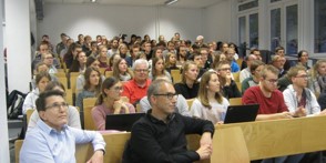 Interessierte bei der Ringvorlesung im Wintersemester 2020/2021